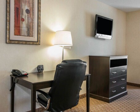Comfort Suites Southport - Image 21