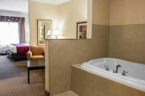 Suite Deluxe, 1 très grand lit et 1 canapé-lit, non-fumeur | Bureau, fer et planche à repasser, accès au Wi-Fi (inclus)
