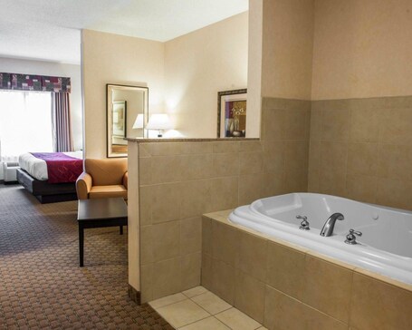 Comfort Suites Southport - Image 9