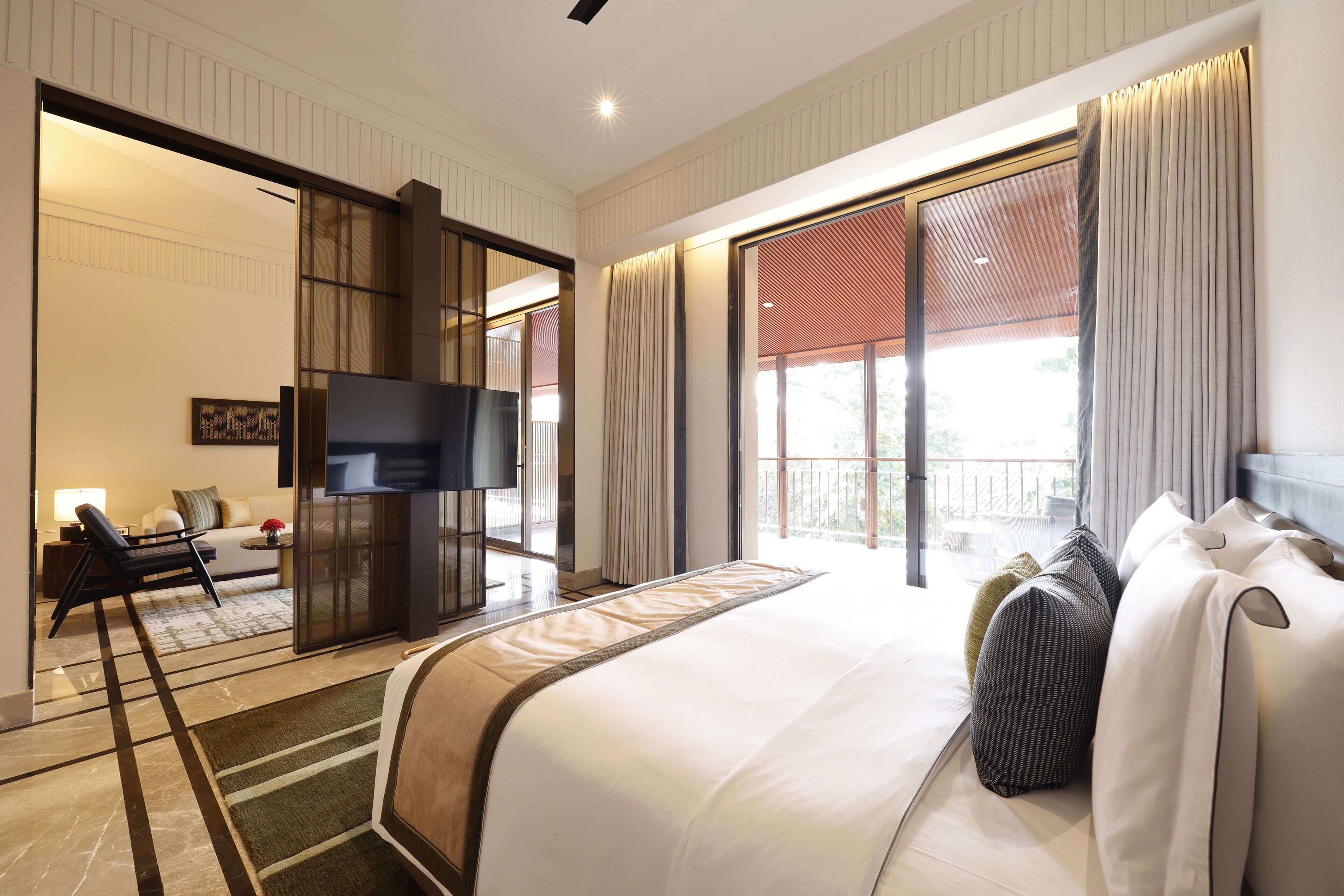 Sanctuary Suite | Värdeförvaringsskåp på rummet, skrivbord och arbetsyta för laptop