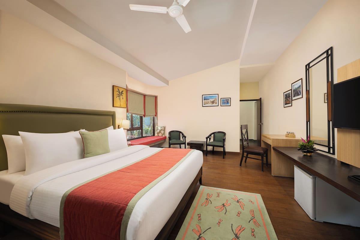 Superior Room | In-room safe, desk, laptop workspace, blackout drapes