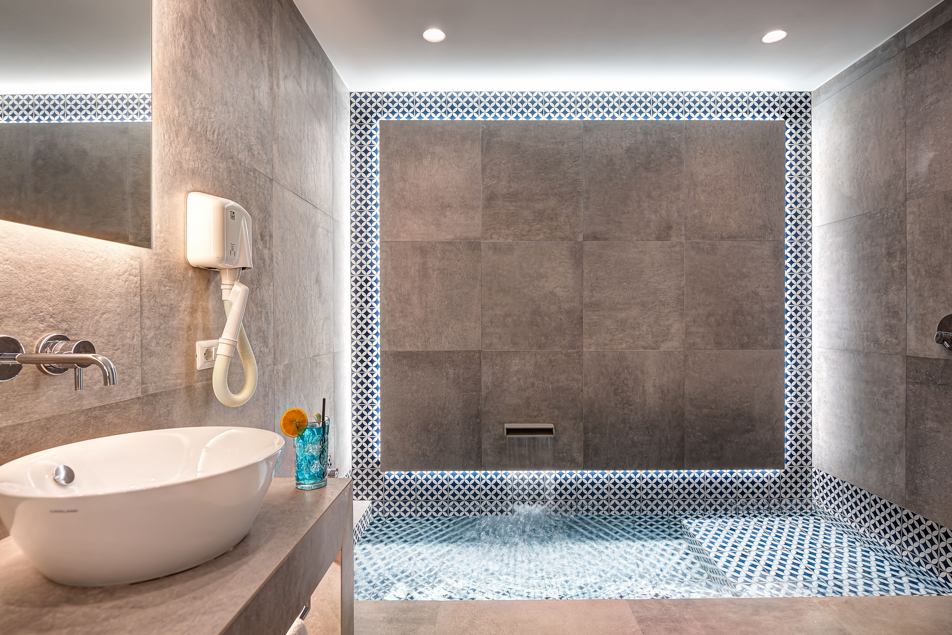 junior suite, 1 king bed, bathtub, sea view | bathroom | free toiletries, hair dryer, bidet, towels