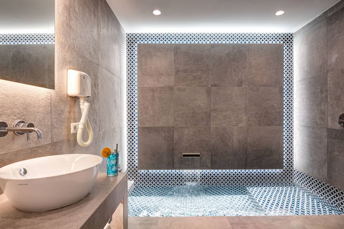 junior suite, 1 king bed, bathtub, sea view | bathroom | free toiletries, hair dryer, bidet, towels