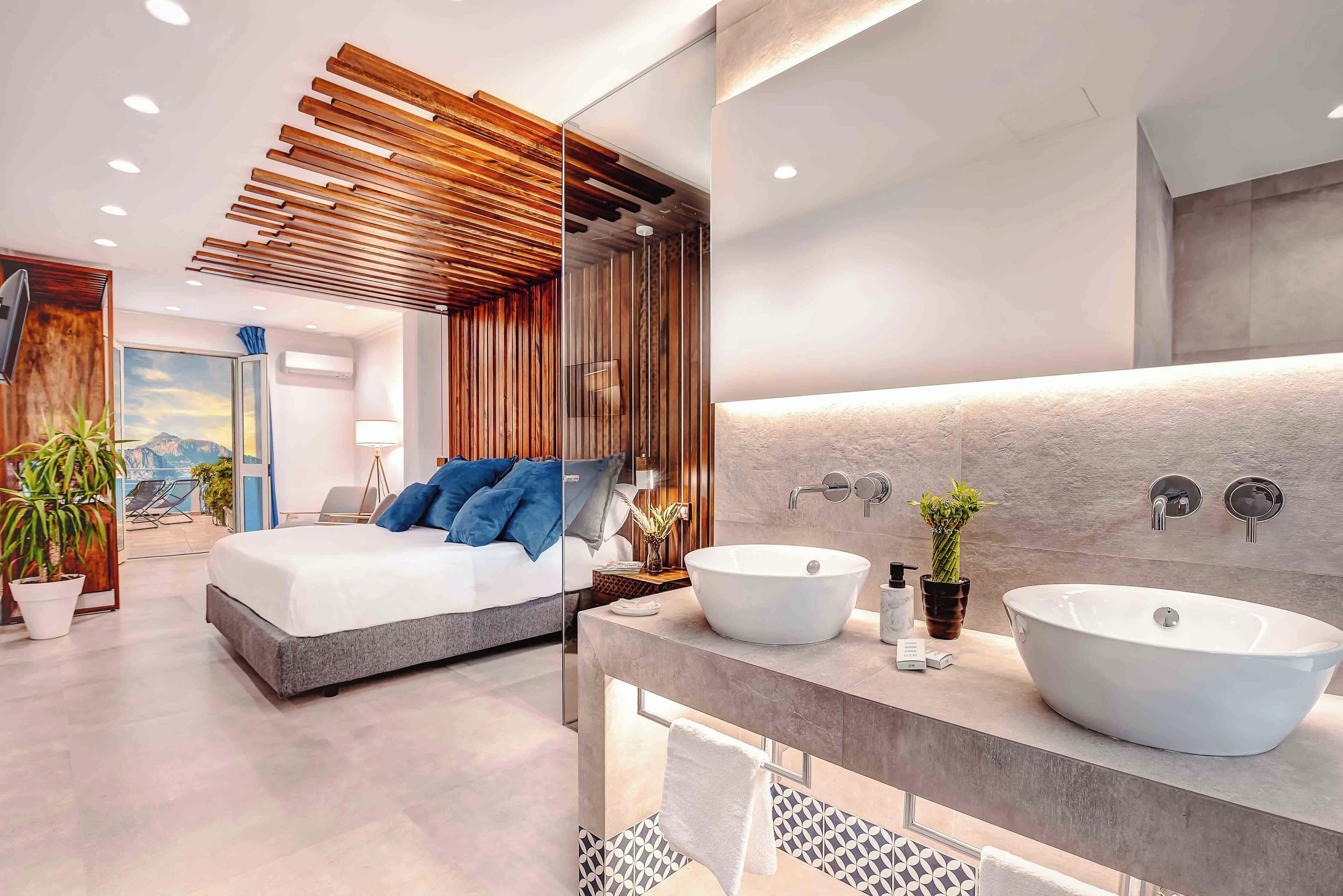 Suíte júnior, 1 cama King, banheira, vista para o mar | Roupas de cama premium, edredons de pluma, cofres nos quartos