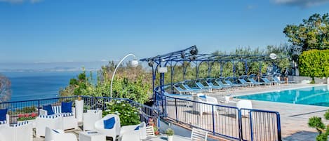 Outdoor pool, pool umbrellas, sun loungers