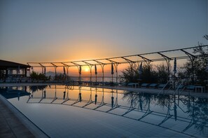 Outdoor pool, pool umbrellas, sun loungers -  GOCCE DI CAPRI RESORT (Massa Lubrense)