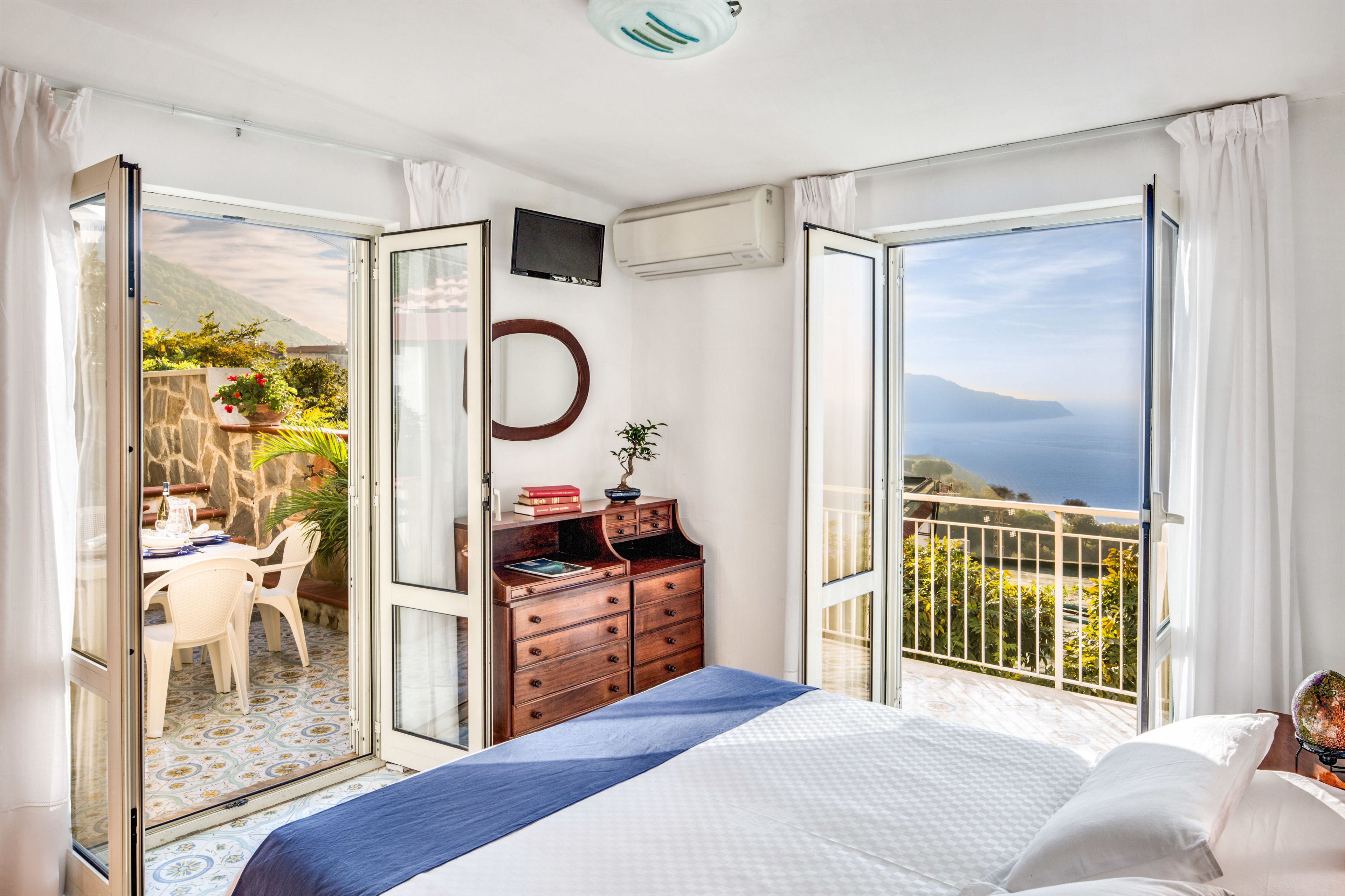 deluxe condo, 1 bedroom, sea view | 1 bedroom, premium bedding, down duvets, in-room safe