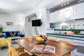 Departamento Deluxe, 3 habitaciones, balcón, vista al mar | Área de sala de estar | Televisión de 32 pulgadas con canales vía satélite 