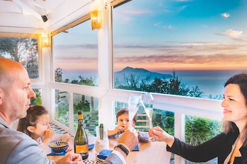 Se sirven comidas, cenas y cocina italiana con vista a la alberca