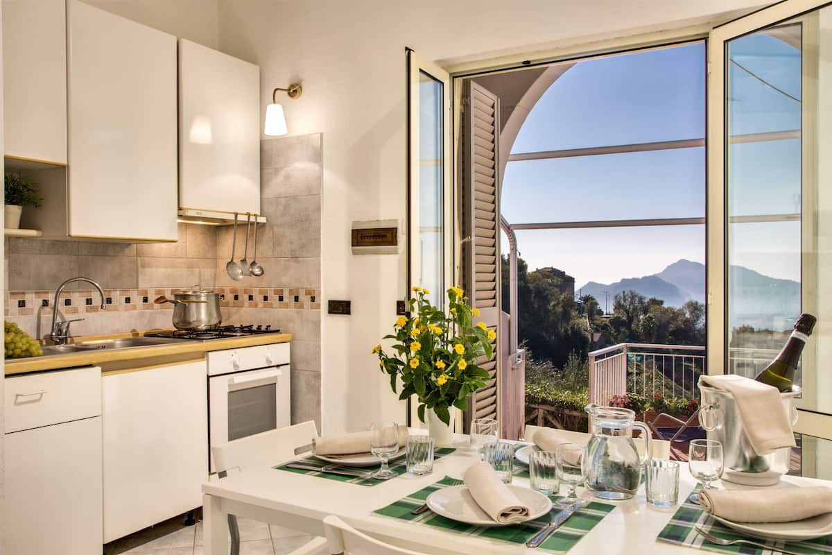 Standaard appartement, 2 slaapkamers, balkon, uitzicht op zee | Luxe beddengoed, donzen dekbedden, een kluis op de kamer