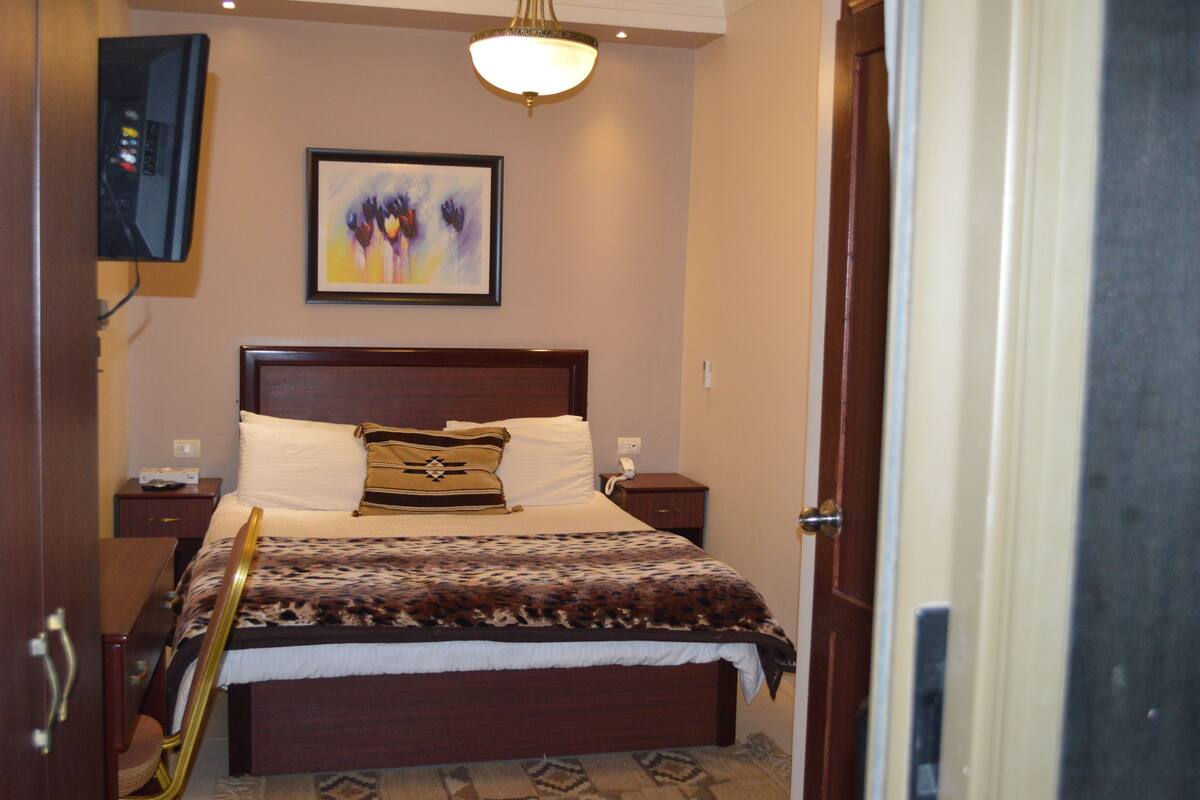 Egyptian cotton sheets, premium bedding, in-room safe, rollaway beds