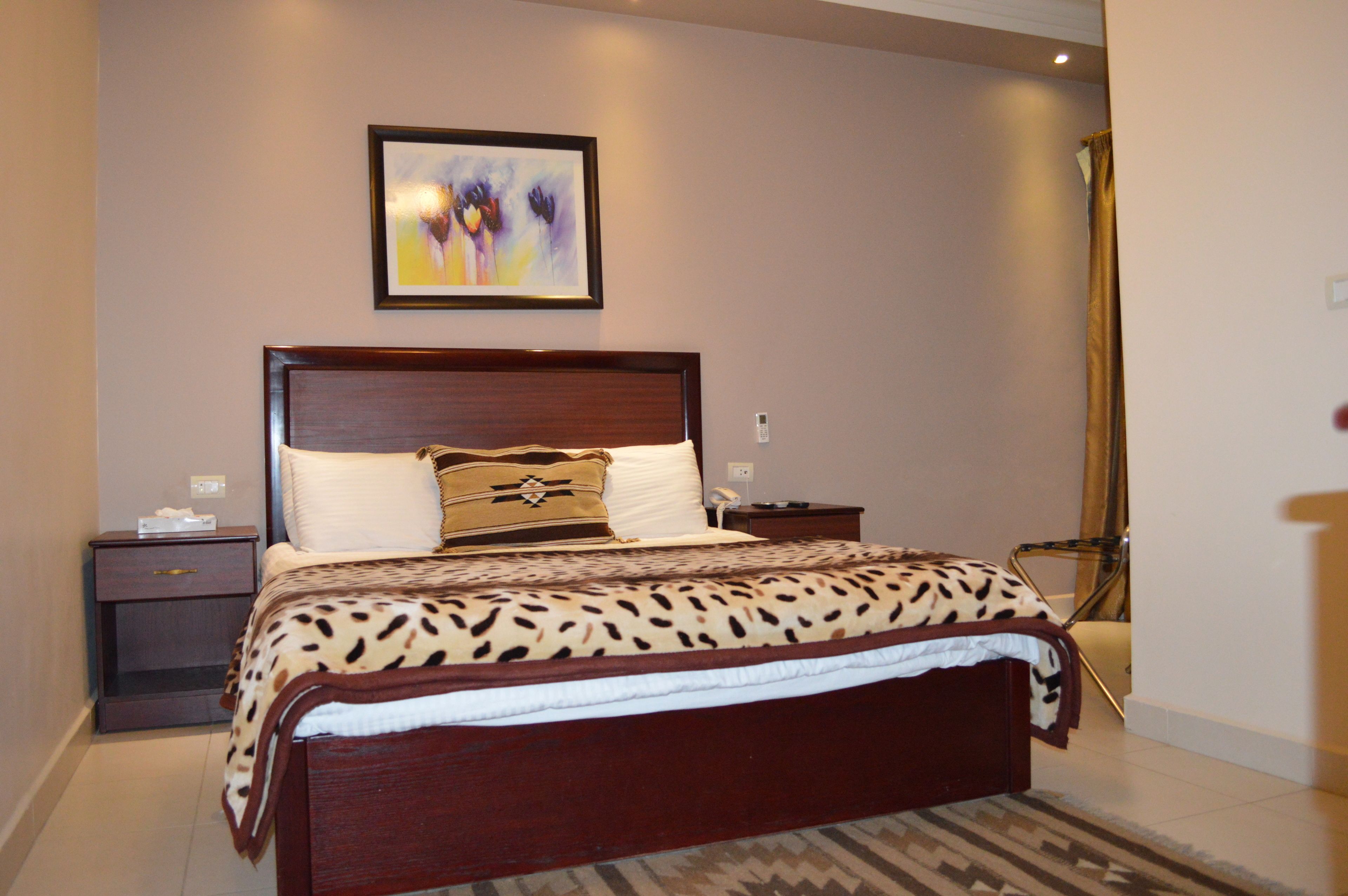 Egyptian cotton sheets, premium bedding, in-room safe, rollaway beds