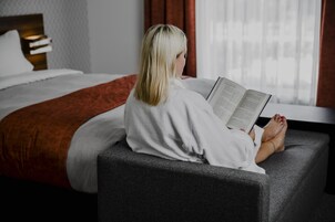 Signature Plus Room, 1 Queen Bed | Room amenity