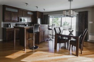 Presidential Suite, 2 Queen Beds, Kitchen, City View | Meeting facility