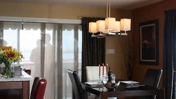Presidential Suite, 2 Queen Beds, Kitchen, City View | In-room dining