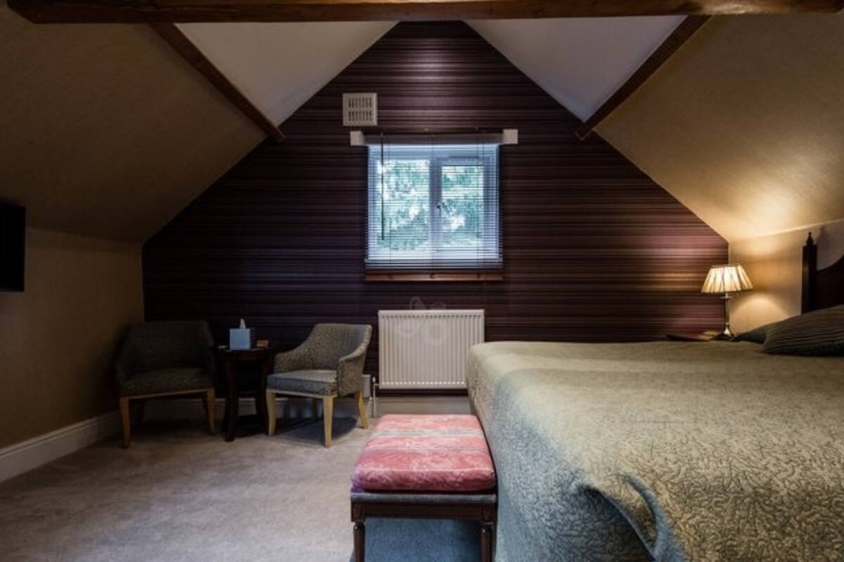 double room, 1 king bed | individually decorated, individually furnished, desk, soundproofing