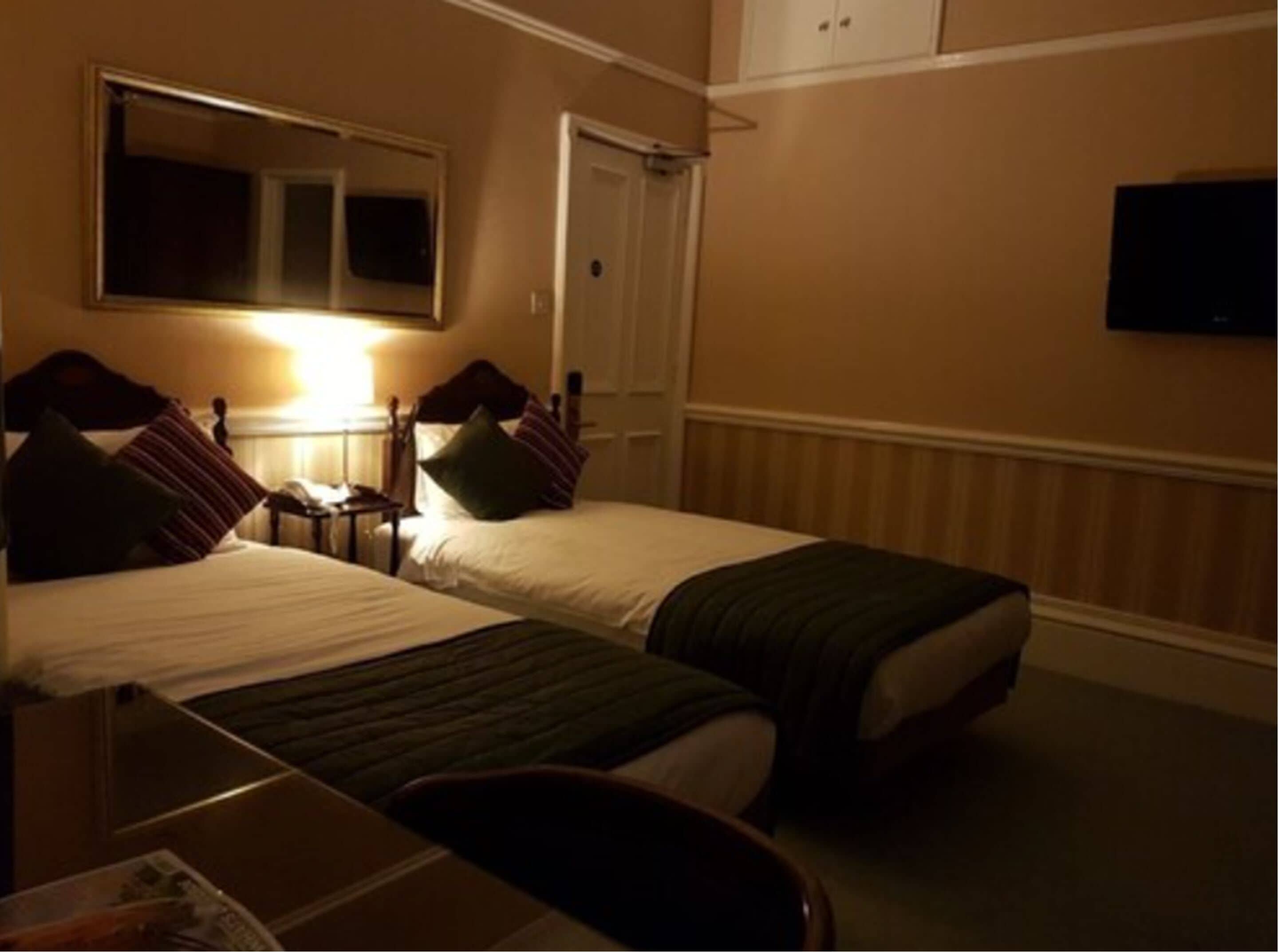 twin room | individually decorated, individually furnished, desk, soundproofing