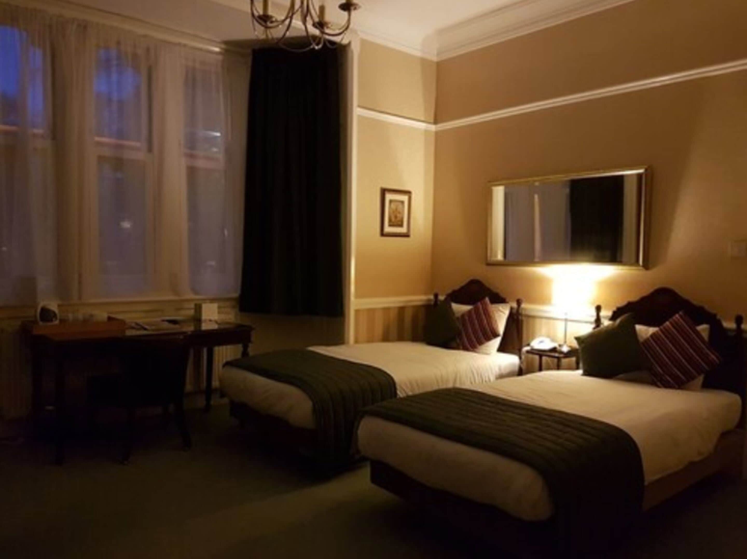 twin room | individually decorated, individually furnished, desk, soundproofing