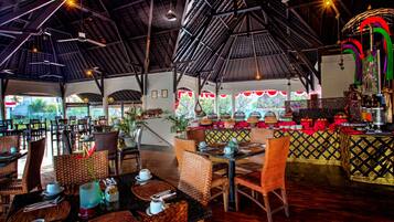 Café da manhã com buffet todos os dias (IDR 250000 por pessoa)