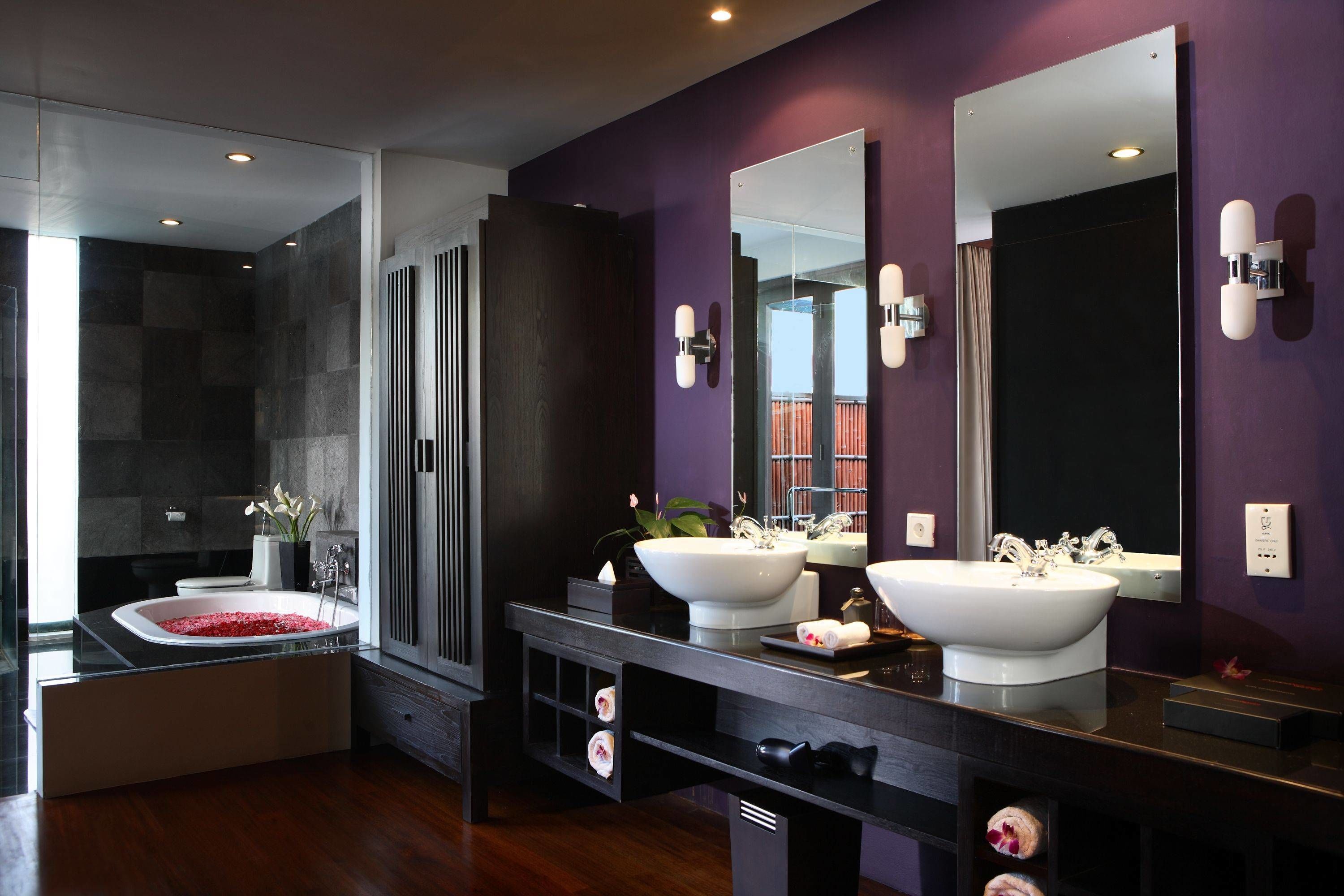 separate bathtub and shower, rainfall showerhead, free toiletries