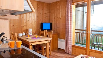 2 rooms 4 person | Living area | 50-cm TV with cable channels