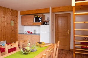 Fridge, microwave, stovetop, dishwasher - Madame Vacances Residence Les Chalets du Berger (Les Deserts)