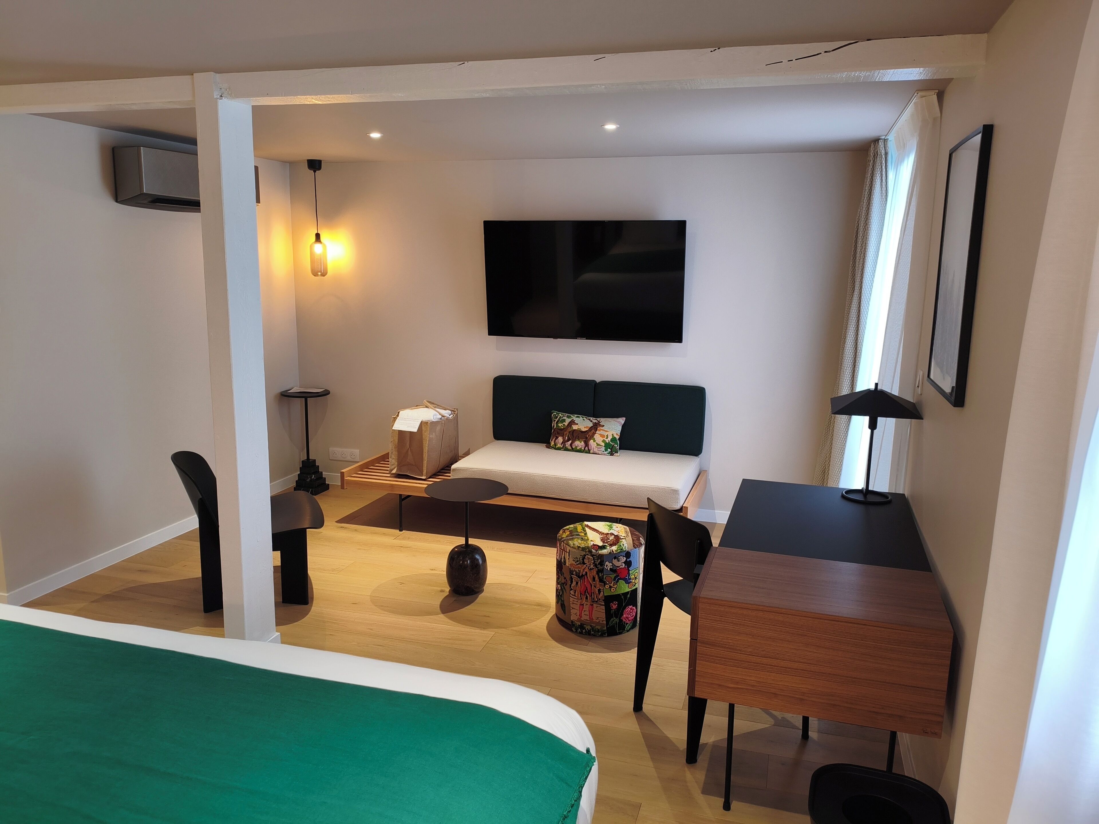 Chambre Junior Suite Extérieure | Oppholdsområde | En 100-centimeters Flatskjerm-TV med digitale kanaler samt TV