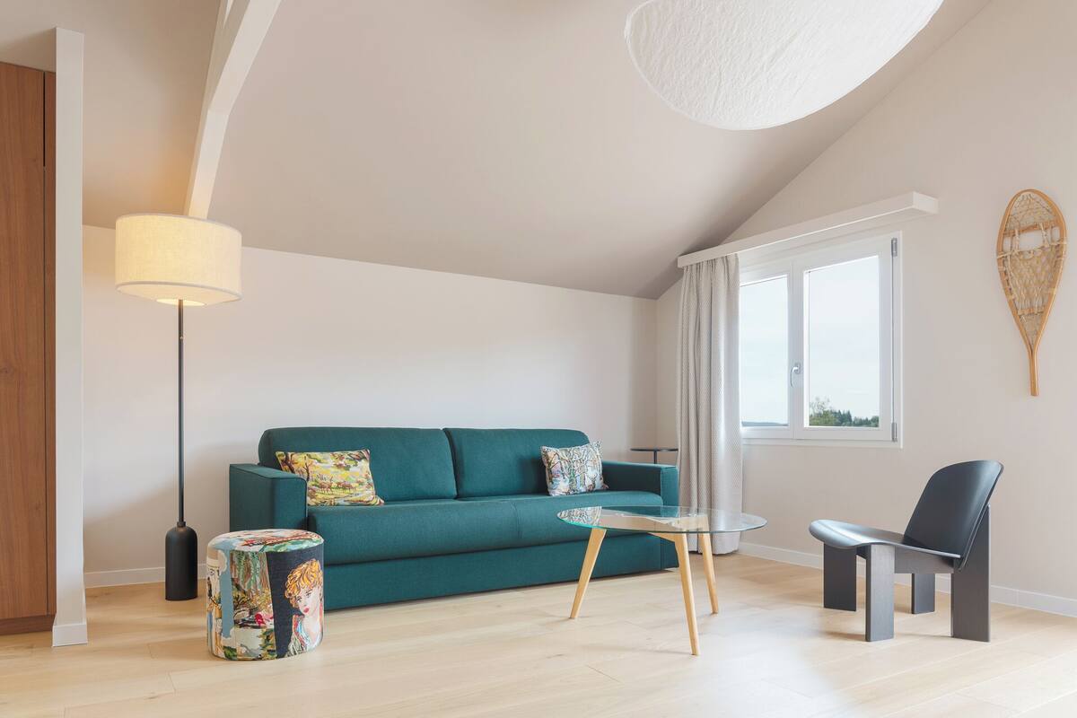 Chambre Suite Extérieure | Living area | 100-cm flat-screen TV with digital channels, TV