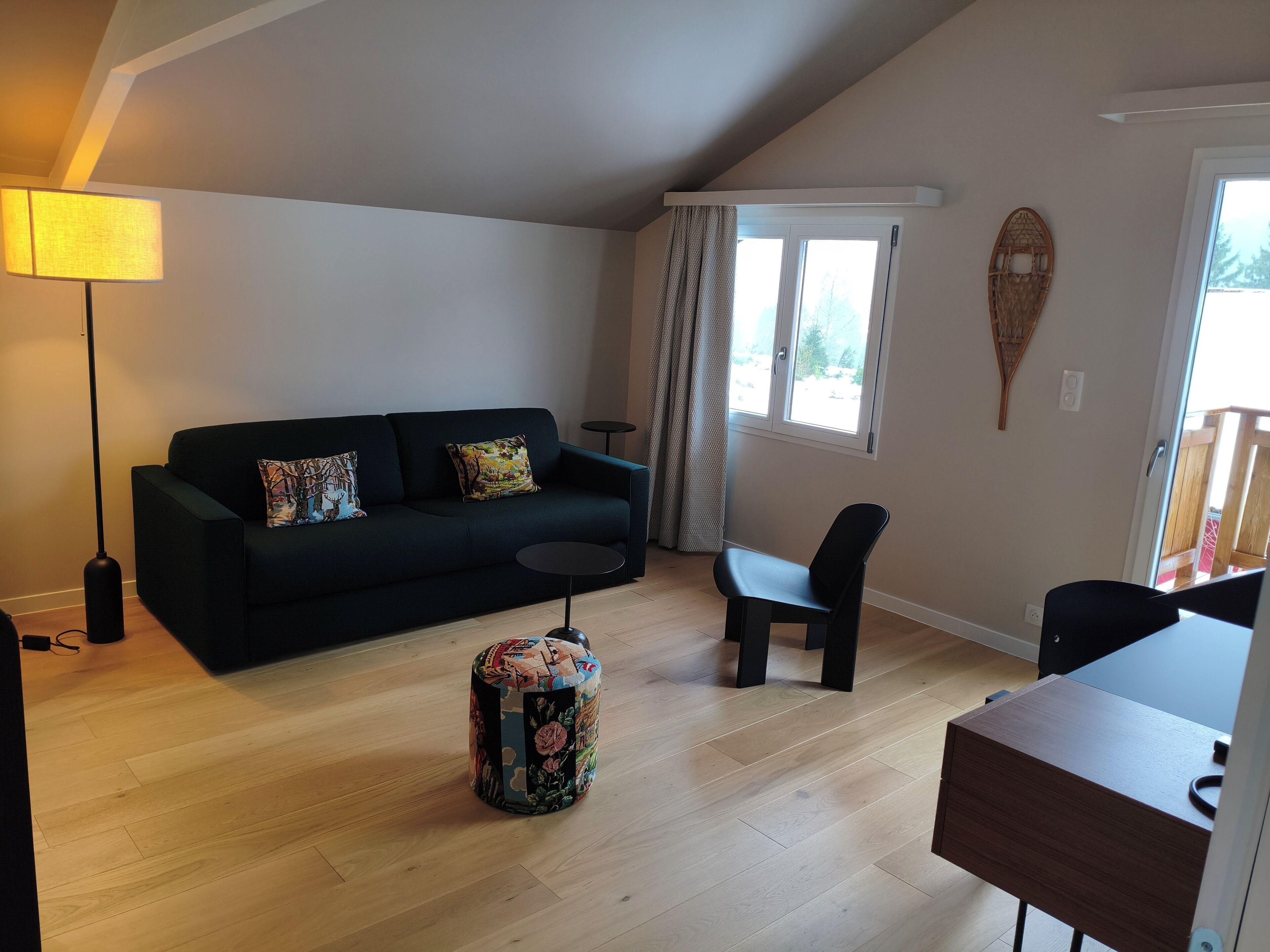 Chambre Suite Extérieure | Oppholdsområde | En 100-centimeters Flatskjerm-TV med digitale kanaler samt TV