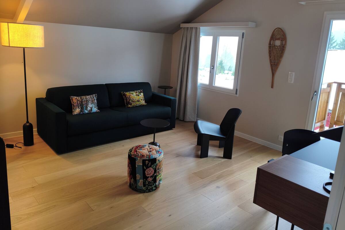 Chambre Suite Extérieure | Oppholdsområde | En 100-centimeters Flatskjerm-TV med digitale kanaler samt TV