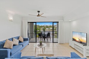 Apartamento superior, 2 habitaciones, vistas a la laguna | Zona de estar | Una televisión de pantalla plana