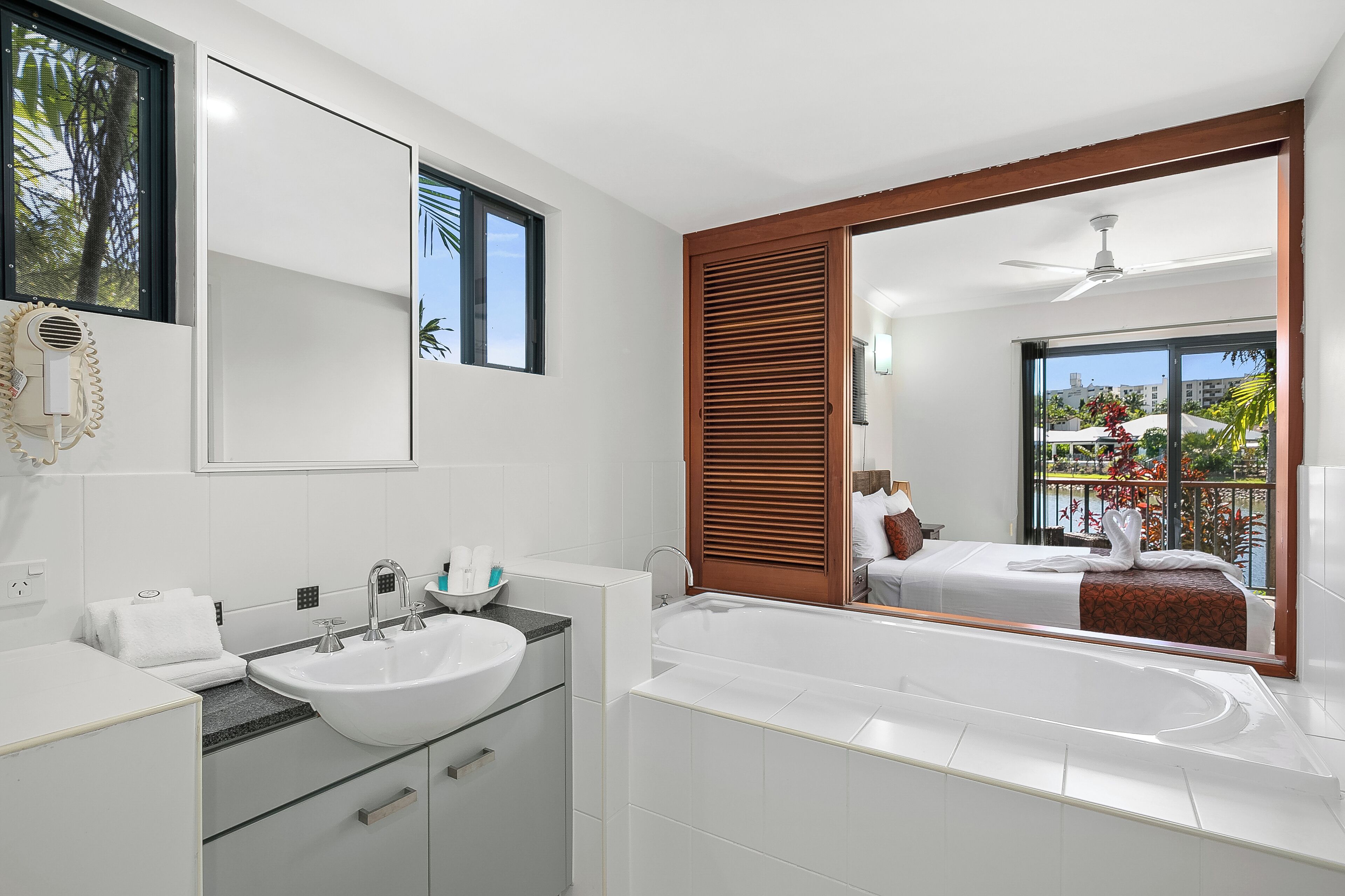 standard apartment, 3 bedrooms | bathroom | shower, hair dryer, towels