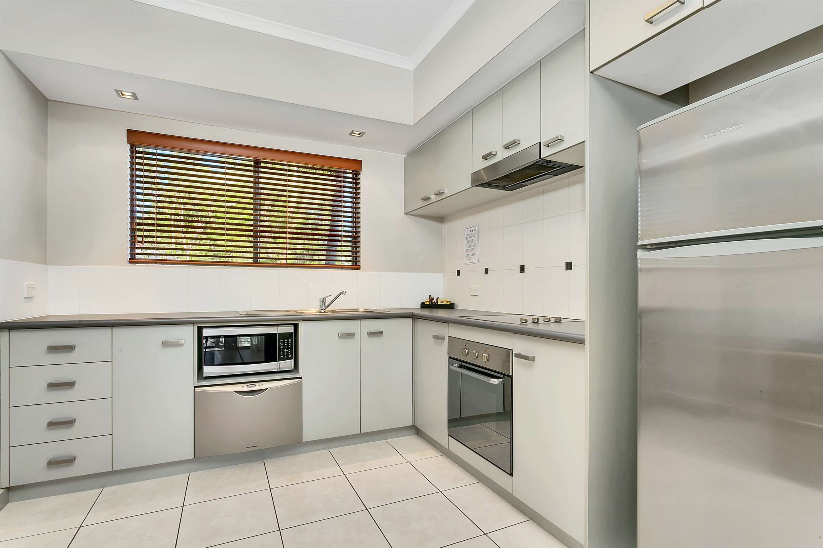 standard apartment, 1 bedroom | private kitchen | fridge, microwave, stovetop, cookware/dishes/utensils
