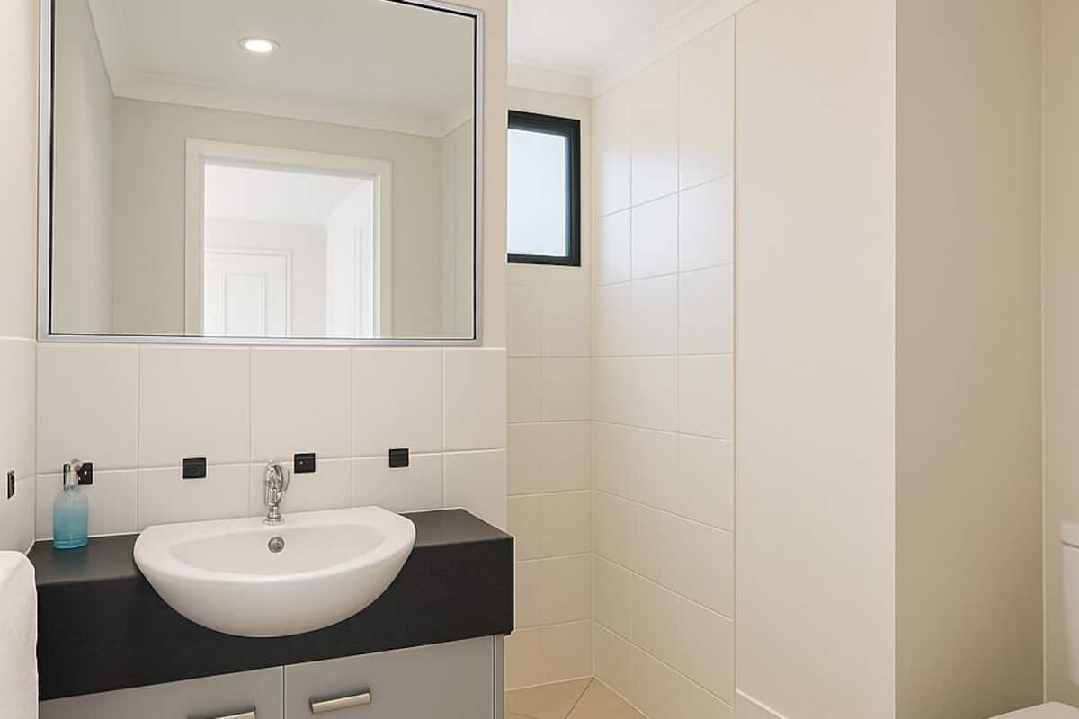 Deluxe Studio | Bathroom | Shower, hair dryer, towels