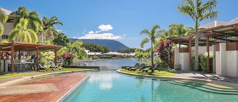 2 piscinas al aire libre, sillones reclinables de piscina