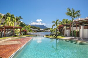2 piscinas al aire libre, sillones reclinables de piscina
