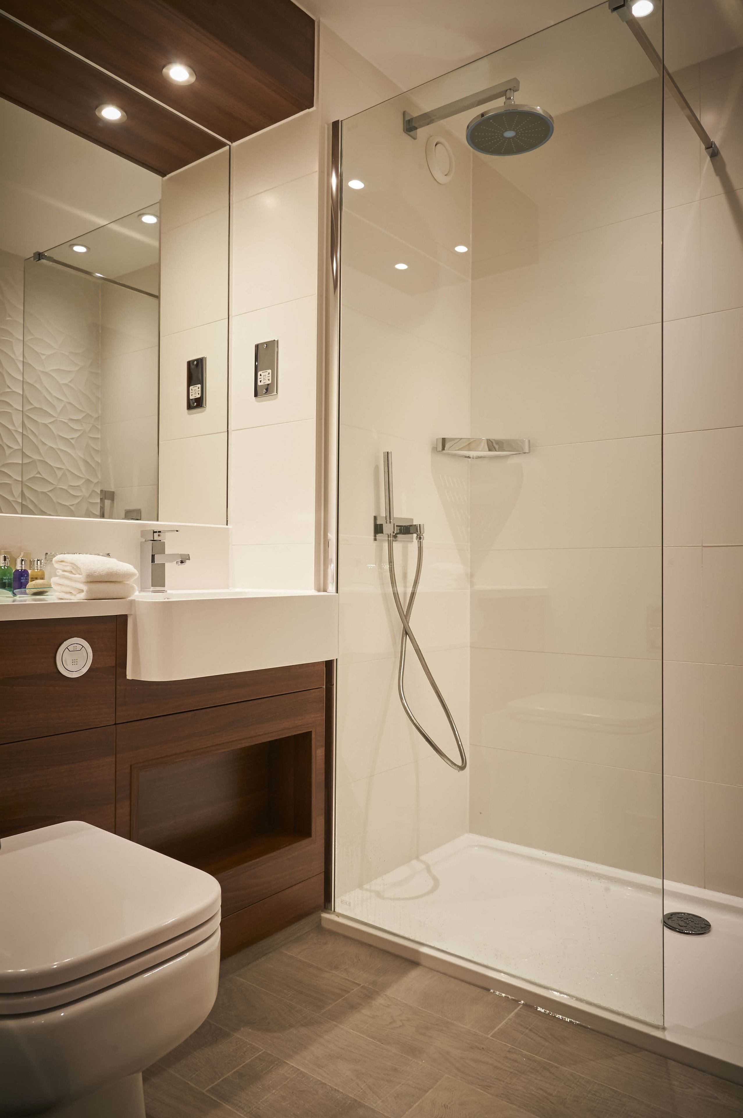 drift classic plus double/twin | bathroom | shower, rainfall showerhead, free toiletries, hair dryer