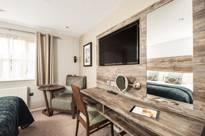 客房內保險箱、書桌、筆電工作空間、熨斗/熨衣板