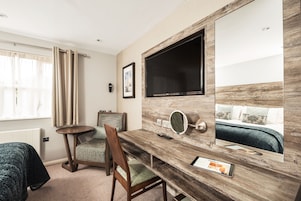 Cofres nos quartos, escrivaninha, espaço de trabalho para notebook