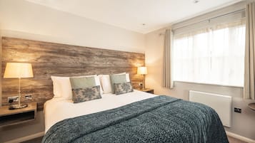 Drift Classic Double | In-room safe, desk, laptop workspace, iron/ironing board