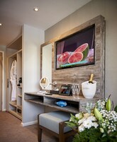 Cofres nos quartos, escrivaninha, espaço de trabalho para notebook