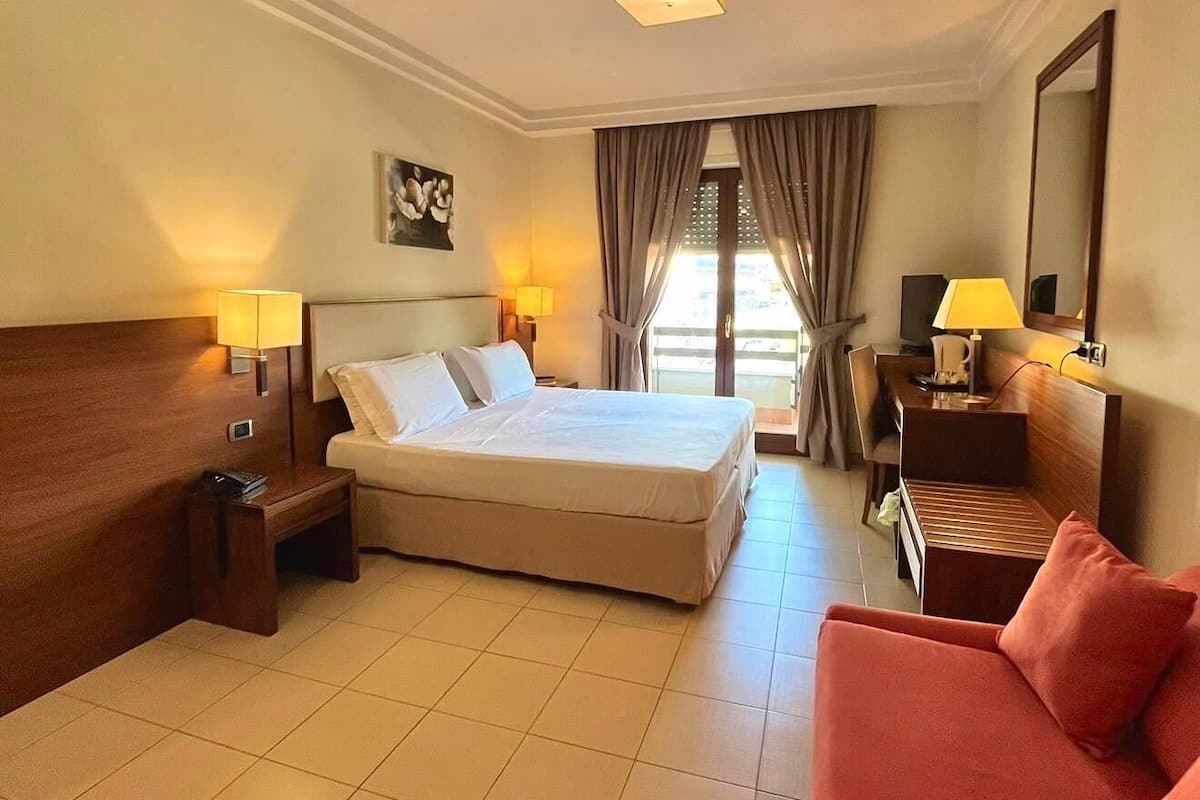 Standard Single Room | Minibar, in-room safe, desk, laptop workspace