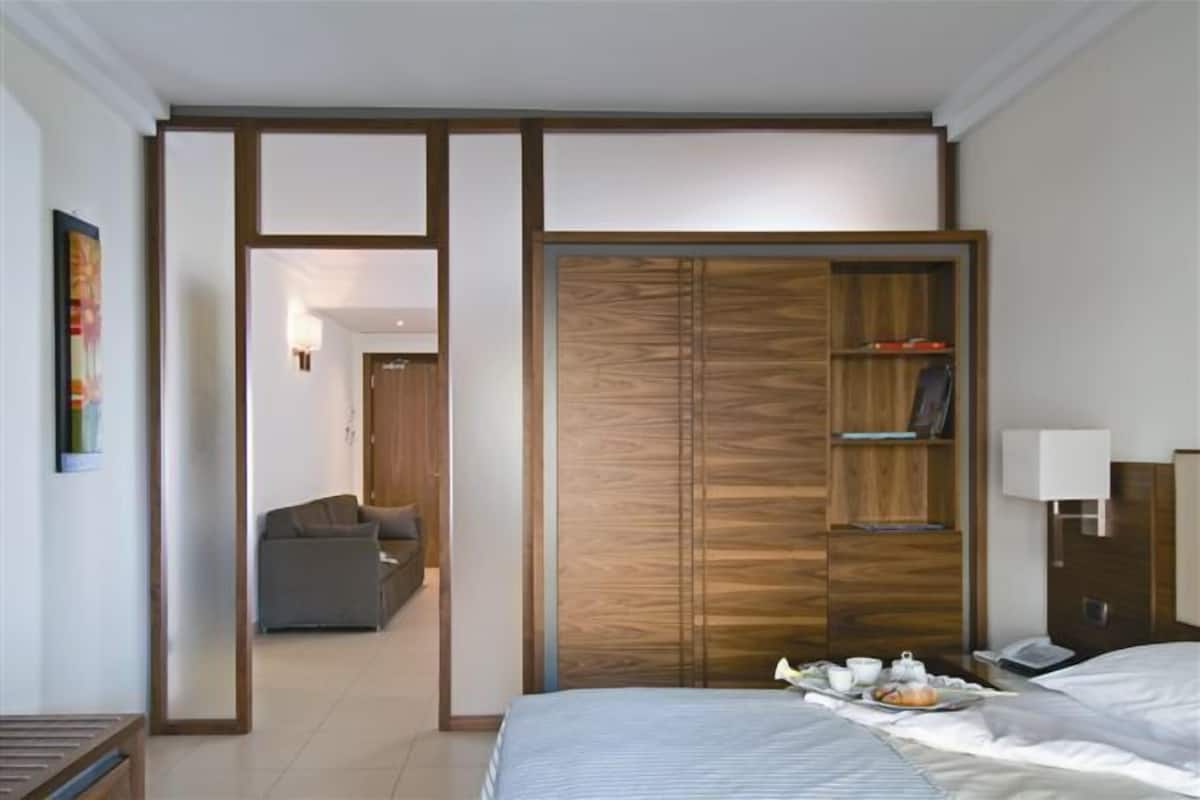 Minibar, in-room safe, desk, laptop workspace