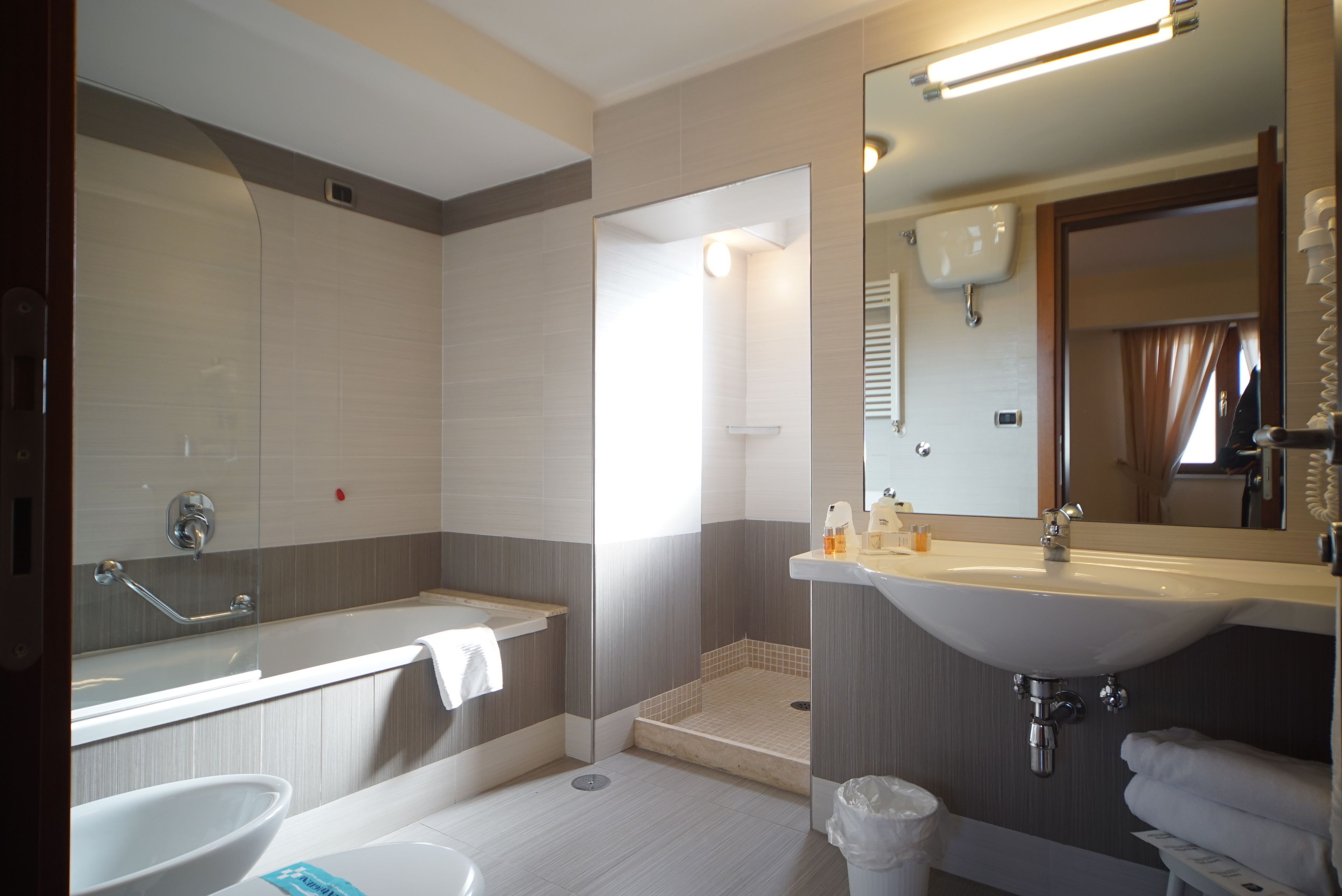 Deep-soaking bathtub