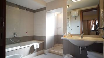 Deep-soaking bathtub