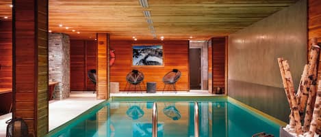 Innenpool, geöffnet von 10:00 Uhr bis 21:00 Uhr, Sonnenschirme