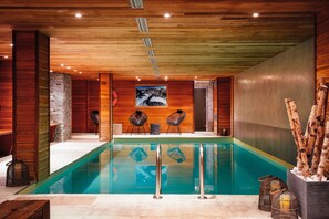 Piscine intérieure, accès possible de 10 h à 21 h, parasols