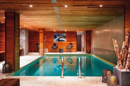 Una piscina techada, abierta desde las 10:00 hasta las 21:00, sombrillas