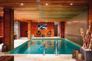 Una piscina cubierta (de 10:00 a 21:00), sombrillas, tumbonas