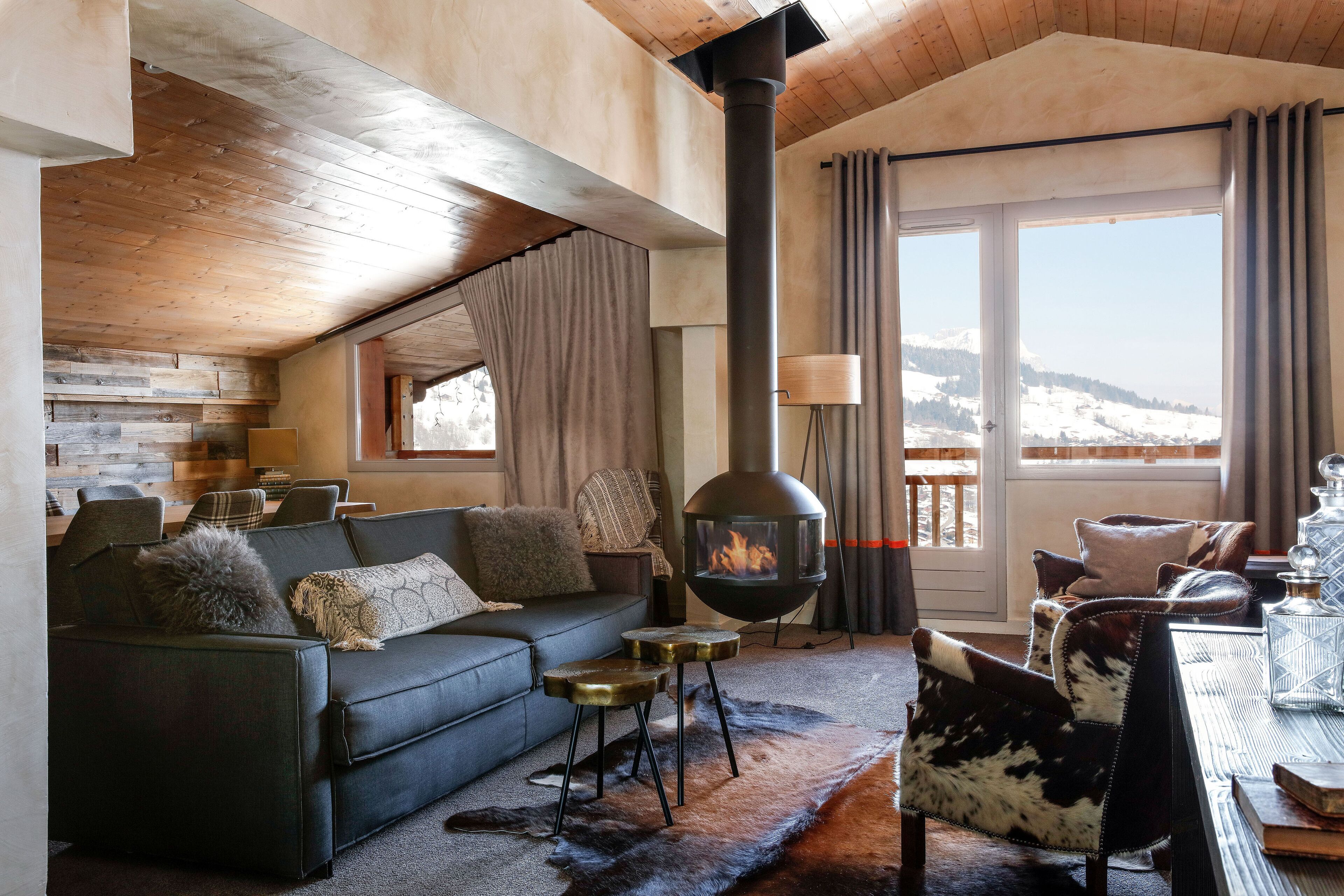 スイート | リビング エリア | 90 cmの薄型テレビ (デジタル放送視聴可)、テレビ、書斎 / ワークスペース